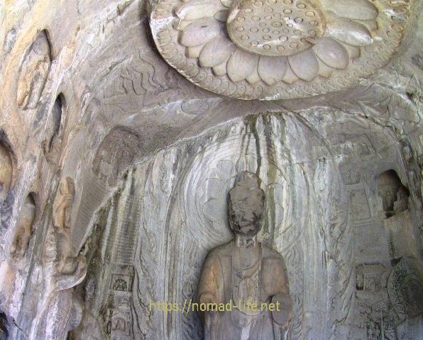 『 【龍門石窟】地図と行き方-ツアーのガイドと間違えられる(^^; 』 ..約６ｍの高さの洞の中央には釈迦牟尼の像があります。天井の蓮華の花が印象的ですね。..