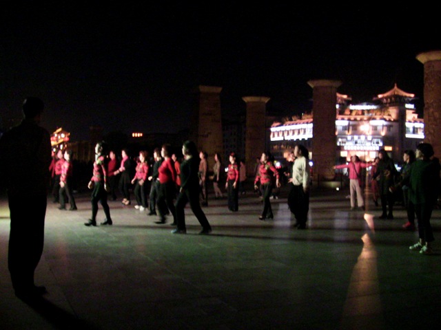 『 大雁塔広場の音と光と水の競演-噴水ショーが凄い！ 』 ..こちらではダンスを楽しむグループも。中国の公園ではどこでも見かける光景です。..