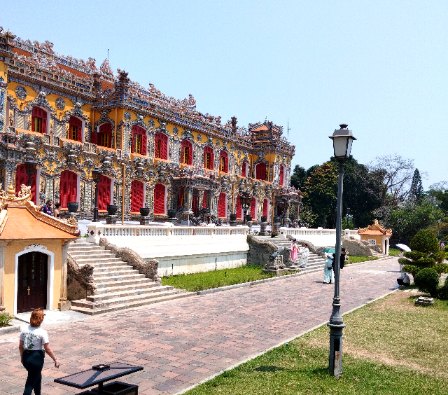 タイトル :『 ベトナム・グエン王宮を散策』見出し:『 建忠殿（Điện Kiến Trung）』関連する用語:『世界遺産、グエン朝王宮、フエ観光、』画像の説明文 :最初の建忠殿は1827年にミンマン帝（Minh Mạng＝明命帝）によって建てられましたが、1876年劣化のため取り壊しされました。新しい建忠宮殿は、カイディン帝（Khải Ðịnh＝啓定帝）時代に建設されました。1921年に建設開始、1923年に完成しましたが、コンクリート製の豪華な西洋風建築であったことから第二次大戦後1946年ベトミンよって破壊されました。現在の建忠宮殿の再建は2018年に始まり2023年末に完成、一般公開となりました。