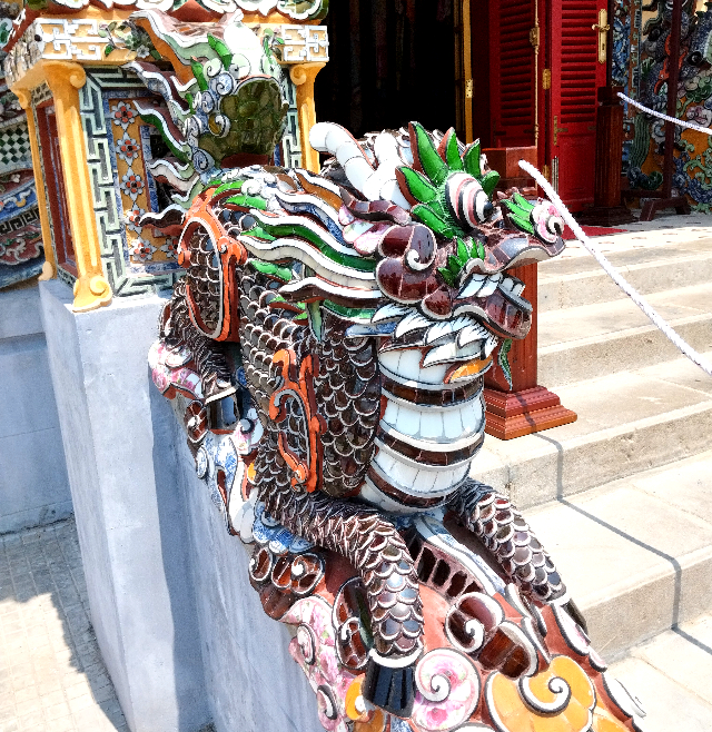 タイトル :『 ベトナム・グエン王宮を散策』見出し:『 建忠殿（Điện Kiến Trung）』関連する用語:『世界遺産、グエン朝王宮、フエ観光、』画像の説明文 :建忠殿入口では装飾された龍が飾られています。