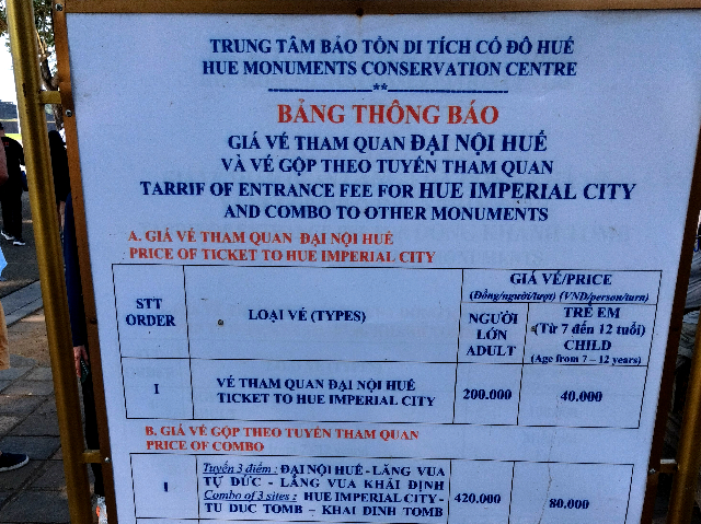 タイトル :『 ベトナム・グエン王宮を散策』見出し:『 フエ王宮 入場料』関連する用語:『世界遺産、グエン朝王宮、フエ観光、』画像の説明文 :ちょうどフラッグタワーの後ろにチケット販売センターがありました。ベトナム語と英語で書かれていますが詳しく判らなかったのでgoogleのカメラ翻訳機能を利用します。