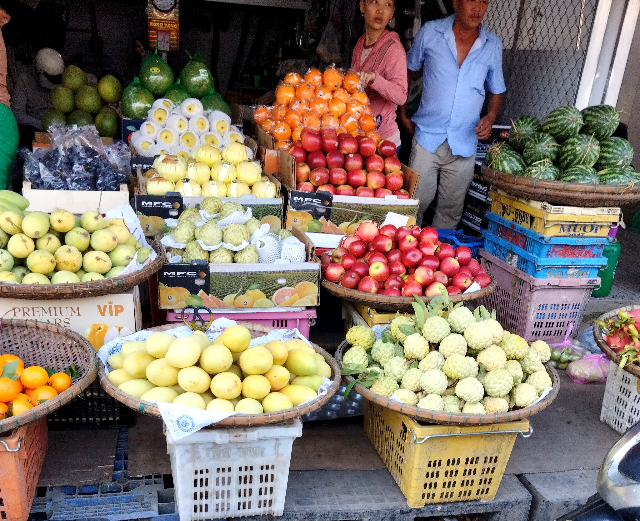 タイトル :『 【フエ】ドンバ市場でフエ観光お土産を探そう』見出し:『 ドンバ市場』関連する用語:『ベトナム、フエ、ドンバ市場、観光お土産』画像の説明文 :こちらのお店は果物店ですね。
