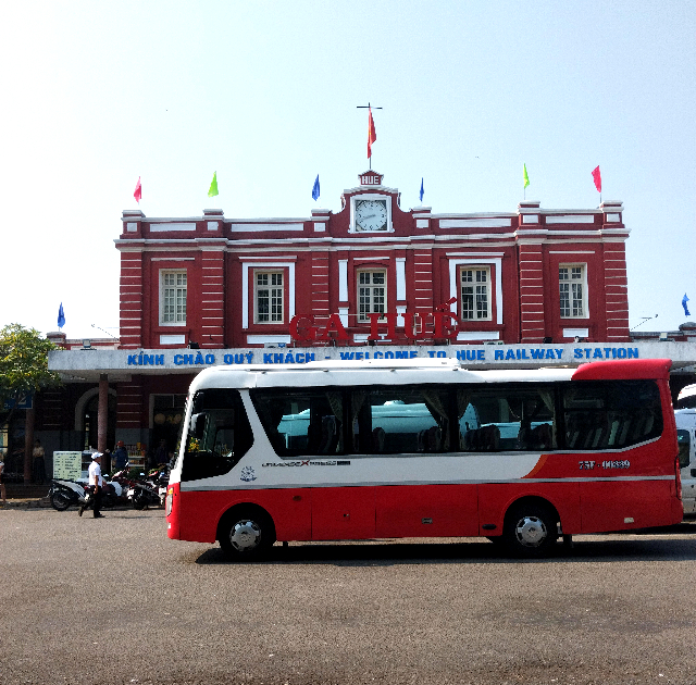 タイトル :『 【ベトナム鉄道】フエ〜ハイヴァン峠〜ダナンの旅』見出し:『 フエ駅』関連する用語:『ベトナム鉄道,フエ,ハイヴァン峠,ダナン,時刻表,』画像の説明文 :フエ駅（Hue Railway Station）は、1908年に建設されたのだけどこの時期はフランスの統治下にあり当時のヨーロッパ風のデザインが特徴です。