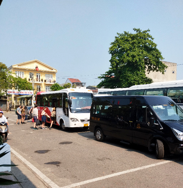 タイトル :『 【ベトナム鉄道】フエ〜ハイヴァン峠〜ダナンの旅』見出し:『 フエ』関連する用語:『ベトナム鉄道,フエ,ハイヴァン峠,ダナン,時刻表,』画像の説明文 :フエ駅前広場には観光バスやミニバンが多く並んでいて列車がら降りた観光客が次々と待機しているバスやミニバンに乗り込みます。どこかのツアー客でしょうね。歐米人、中国人、それに韓国人が多いように見受けられました。バスが出発しても次に待機しているバスに乗り込みます。