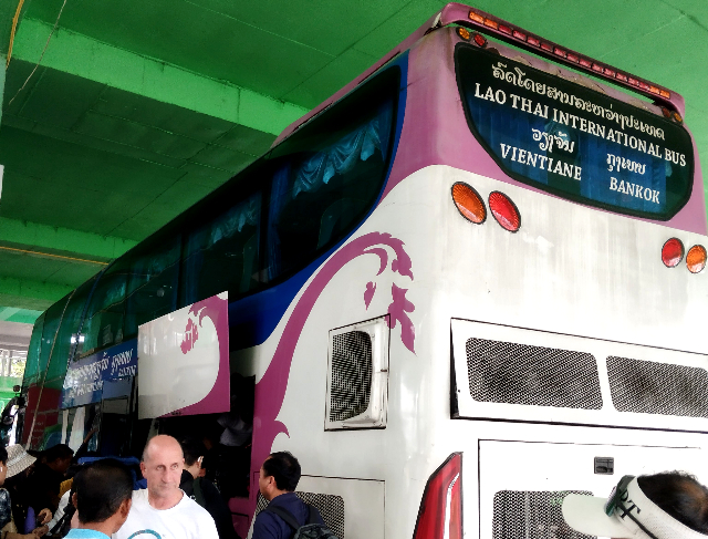 タイトル :『 【ビエンチャン】バスターミナル全路線と料金』見出し:『 ビエンチャン⇔バンコク』関連する重要なキーワード important!:『ラオス,ビエンチャン,ヴィエンチャン,タラートサオ,CBS,バスターミナル,國際バス,ノンカーイ,ウドンタニ,ウドンター二』画像の説明文 :ビエンチャン⇔バンコクの時刻表と料金1日1往復運賃900バーツビエンチャン⇔バンコクの所要時間は約12〜13時間のようでしたバンコクには朝7時前後の到着となるようです