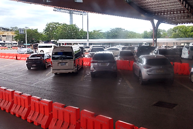 タイトル :『 【図解】ラオスのデジタル出国登録の書き方』見出し:『 タイ入国』関連する重要なキーワード important!:『ラオス、デジタル出入国フォーム、デジタル入出国登録,イミグレーション、滞在ホテル、ラオス住所』画像の説明文 :タイのイミグレーションでは予め登録していたタイ入出国フォームですが、これを提示することなくパスポートだけで入国手続きが終了バスを降りてから10分もかかりませんでした入国後はスーツケースをX線検査機に通しバスに乗ります