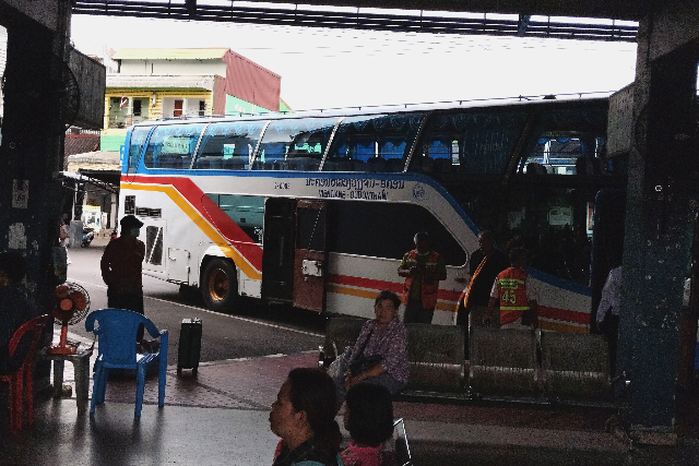 タイトル :『 【図解】ラオスのデジタル出国登録の書き方』見出し:『 タイ入国』関連する重要なキーワード important!:『ラオス、デジタル出入国フォーム、デジタル入出国登録,イミグレーション、滞在ホテル、ラオス住所』画像の説明文 :国際バスは国境ゲートを通過したメイン通路に停車バスの左奥がトイレになっていますので都合のいいところです11:35分、数名の乗客がバスに戻りませんでしたがタイ側の友好橋イミグレを出発しましたビエンチャン 発 國際バスは12:44分にウドンターニ・バスターミナル１に到着しました