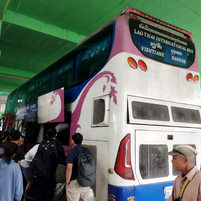 タイトル :『 【図解】ラオスのデジタル出国登録の書き方』見出し:『 タラートサオ バスターミナル』関連する重要なキーワード important!:『ラオス、デジタル出入国フォーム、デジタル入出国登録,イミグレーション、滞在ホテル、ラオス住所』画像の説明文 :タラートサオバスターミナルはビエンチャン市内バスの発着ターミナルとして、また国際バスの発着ターミナルとして賑わっていましたタラートサオはラオス国家主席府に近くとても便利な地域ですkazuがタラートサオバスターミナルに着いたときにはバンコクからの国際バスが到着していました