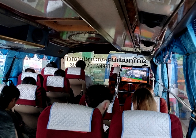 タイトル :『 【図解】ラオスのデジタル出国登録の書き方』見出し:『 友好橋 イミグレーション』キーワード important!:『ラオス、デジタル出入国フォーム、デジタル入出国登録,イミグレーション、滞在ホテル、ラオス住所』Google Mapの説明文 :ウドンターニ行国際バスはkazuが乗り込んだ時はやや空席が目立ちましたが出発前には満席になりました