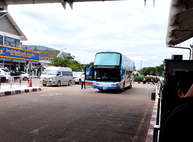 タイトル :『 【図解】ラオスのデジタル出国登録の書き方』見出し:『 友好橋 イミグレーション』関連する重要なキーワード important!:『ラオス、デジタル出入国フォーム、デジタル入出国登録,イミグレーション、滞在ホテル、ラオス住所』画像の説明文 :國際バスは定刻より8分遅れて出発、約30分程で友好橋イミグレーションに到着し乗客全員バスから降ります後続の国際バスも到着です