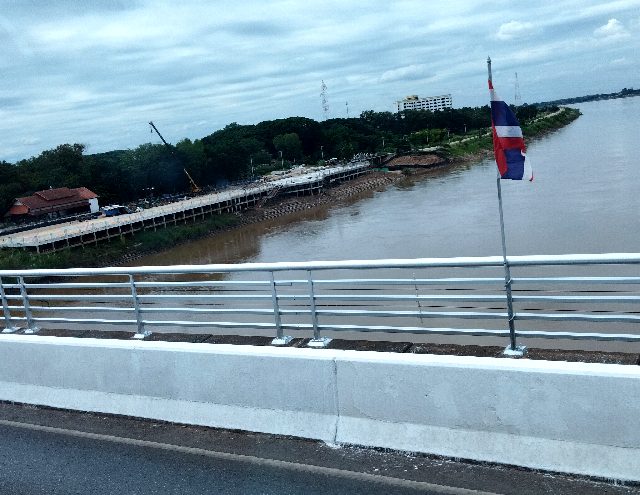 タイトル :『 【図解】ラオスのデジタル出国登録の書き方』見出し:『 タイ入国』関連する重要なキーワード important!:『ラオス、デジタル出入国フォーム、デジタル入出国登録,イミグレーション、滞在ホテル、ラオス住所』画像の説明文 :友好橋では約20分の停車時間でした国際バスはラオスを出て約10分でタイ側のイミグレーションに到着します