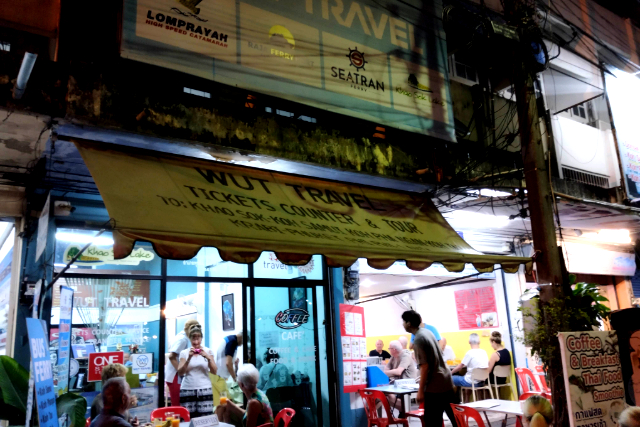 タイトル :『 《サムイ島の行き方》スラートターニーからフェリー乗船』見出し:『 タイ鉄道 スラートターニー駅』Keyword:『スラートターニー 空港, スラーターニー,Surat Thani ,鉄道,サムイ島,サムイ島 ホテル,サムイ島 行き方,サムイ島 フェリー,バンコクからサムイ島 フェリー,サムイ島 ベストシーズン,サムイ島 直行便』画像の説明文 :*タイ鉄道 スラートターニー駅*鉄道を利用してサムイ島に行くには*Krung Thep Aphiwat中央駅から乗車し*スラーターニー駅で降ります