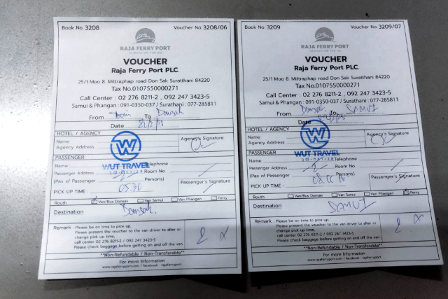 タイトル :『 《サムイ島の行き方》スラートターニーからフェリー乗船』見出し:『 スラートターニー駅 付近のツアー会社』Keyword:『スラートターニー 空港, スラーターニー,Surat Thani ,鉄道,サムイ島,サムイ島 ホテル,サムイ島 行き方,サムイ島 フェリー,バンコクからサムイ島 フェリー,サムイ島 ベストシーズン,サムイ島 直行便』画像の説明文 :*スラートターニー駅 付近のツアー会社*列車から降りると多くの客引きが「12goか?」「どこまで行くか?」と言葉をかけてきます*スラートターニー駅 前には2つのツアー会社がありますが*kazuはこちらのツアー会社を利用しました*Wut Travel は喫茶・飲食店を兼ねたツアー代理店でした*google地図でサムイ島のフェリーポートを見せるとラジャフェリーの乗船予約をしてくれました*バウチャーは2枚で1枚はスラートターニーからフェリーターミナル迄のバス乗車券*そして、ラジャフェリーの乗船引換券になっています