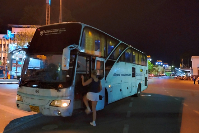 タイトル :『 《サムイ島の行き方》スラートターニーからフェリー乗船』見出し:『 スラートターニー駅 付近のツアー会社』Keyword:『スラートターニー 空港, スラーターニー,Surat Thani ,鉄道,サムイ島,サムイ島 ホテル,サムイ島 行き方,サムイ島 フェリー,バンコクからサムイ島 フェリー,サムイ島 ベストシーズン,サムイ島 直行便』画像の説明文 :*スラートターニー駅 付近のツアー会社*Wut Travel は喫茶・飲食店を兼ねたツアー代理店でした*乗車券はバス車内で係が回収、乗船引換券はフェリー乗り場窓口で手続きした後、乗船券が発行されます*ラジャフェリーターミナル行のバスはスラーターニー駅前から乗車します*シートランフェリーターミナル行バスも同じ場所ですがツアー会社の担当が指示するバスに乗車します