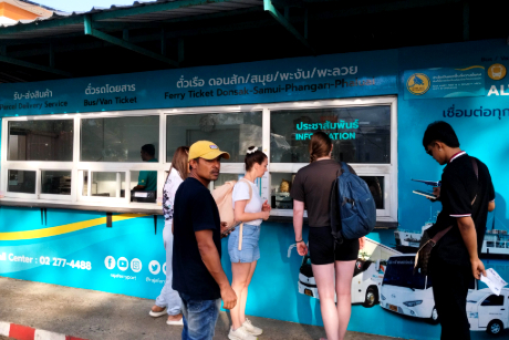 タイトル :『 《サムイ島の行き方》スラートターニーからフェリー乗船』見出し:『 ラジャフェリーターミナル』Keyword:『スラートターニー 空港, スラーターニー,Surat Thani ,鉄道,サムイ島,サムイ島 ホテル,サムイ島 行き方,サムイ島 フェリー,バンコクからサムイ島 フェリー,サムイ島 ベストシーズン,サムイ島 直行便』画像の説明文 :*ラジャフェリーターミナル*の停車時間がかなり長くフェリーターミナルに着いたのは午前8時近くになっていました*乗船手続きをして船に乗ります