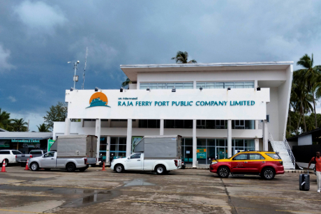 タイトル :『 《サムイ島の行き方》スラートターニーからフェリー乗船』見出し:『 ラジャフェリーターミナル』Keyword:『スラートターニー 空港, スラーターニー,Surat Thani ,鉄道,サムイ島,サムイ島 ホテル,サムイ島 行き方,サムイ島 フェリー,バンコクからサムイ島 フェリー,サムイ島 ベストシーズン,サムイ島 直行便』画像の説明文 :*ラジャフェリーターミナル*バスの実際の乗車時間は90分程ですがスラートターニー市内のバスターミナルで*の停車時間がかなり長くフェリーターミナルに着いたのは午前8時近くになっていました*ラジャフェリーは大型貨物車が多いように思いました*まぁ、これも旅の醍醐...乗船してみないとワカラナイこともあります*サムイ島には至るところに椰子の木が茂ってココナッツが実っていたのですが*実需を補える程ではなかったようです*ラジャフェリーは出港して約2時間程でリパノイターミナルに到着*途中天候が悪化して風雨が強くなりましたがサムイ島では雨が上がっていました