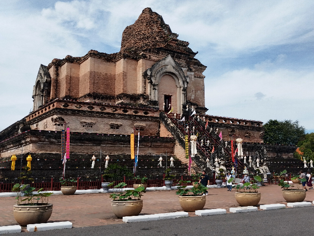 Title:『 ワット チェディ ルアンとは？』画像説明 :*ワット チェディ ルアンとは？*ワット チェディ ルアンは、チェンマイ旧市街のほぼ中心に位置する、ランナー王朝時代に建立された歴史ある仏教寺院です*巨大な仏塔（チェディ）が境内中央にそびえ立ち、遺跡のような姿はチェンマイの象徴的な風景として知られています