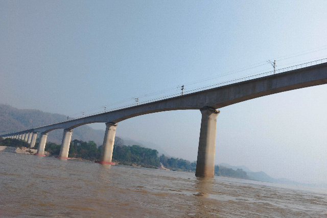 Title:『 バークウー洞窟（パクウー洞窟）とは？』画像説明 :*バークウー洞窟（パクウー洞窟）とは？*バークウー洞窟（Pak Ou Caves）は、ルアンプラバーン市街からメコン川を上流へ約25kmの地点にある洞窟です。*アクセスは陸路ではなく船のみでメコン川クルーズを兼ねて訪れるのが一般的です。