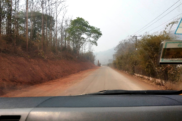 タイトル :『 クアンシーの滝で泳いできました・行き方と料金』見出し:『 行き方｜ルアンパバーンからのアクセス』Keyword:『ラオス・ルアンパバーン郊外にあるクアンシーの滝を実際に訪問。泳いで分かった水温や注意点、行き方、入場料・ツアー料金、所要時間を写真付きで詳しく解説。一人旅でも安心です。』画像の説明文 :*行き方｜ルアンパバーンからのアクセス*バイクで個人訪問する場合も、市内を出てしまえばシンプルなルートなので、Googleマップのナビを使えば問題なく到着できると思います。