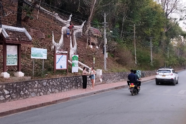 Title:『 プーシーの丘の入口へ｜街の裏側から静かに始まる登り口』画像説明 :*プーシーの丘の入口へ｜街の裏側から静かに始まる登り口*プーシーの丘の登り口はいくつかありますが途中で合流し、丘の頂上へは１本道になります*kazuは大通りとは反対側にある登り口からプーシーの丘に向かいます