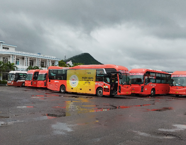 Sub_title: バス｜本数が多く、もっとも柔軟に動ける| tag : ニャチャンからホーチミン、移動、行き方、バス、電車、鉄道、飛行機| 画像説明 : _バス｜本数が多く、もっとも柔軟に動ける_ニャチャンとホーチミンを結ぶ長距離バスは本数が多く、_昼行・夜行ともに選択肢が豊富です_始発のバスターミナルは Bến Xe Phía Nam Nha Trang ですが到着はホーチミンの_３ヶ所のバスターミナルを選択出来るようです_ニャチャン北部バスターミナル