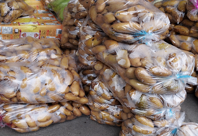 Title:『 チェンマイ最大の「ムアンマイ市場」とは？』画像説明 :*チェンマイ最大の「ムアンマイ市場」とは？*チェンマイ市内にはいくつか市場があるが、その中でも規模と取扱量で群を抜いているのがムアンマイ市場*ここは観光客向けの市場ではなく、地元の人や飲食店関係者が日常的に利用する、いわばチェンマイの食を支える市場です*市場内では、野菜や果物、花、香草などが所狭しと並び、早朝から大量の食材が動き