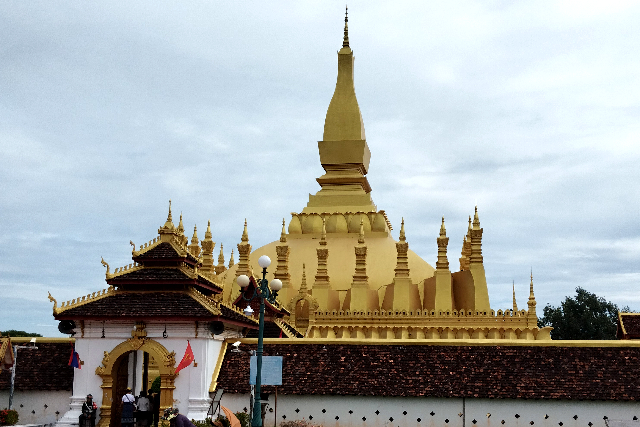 Title:『 タートルアン とは ？』画像説明 :*タートルアン とは ？*タートルアン（That Luang）は、ラオスの首都ビエンチャンにあるラオス仏教の総本山ともいわれる重要な仏塔で,*正式名称は「タート・ルアン・ヌア」、ラオス国内では国家の象徴的存在となっているようです*高さ45メートルの仏塔は金色に輝き、ラオスの国章や紙幣のデザインにも採用され、*観光地であると同時に、ラオスの人々にとっては信仰の場として多くの参拝者が訪れています