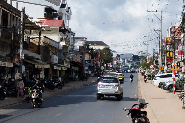 Title:『 チャイマット駅から歩いて向かう、リンフォック寺までの道のり』画像説明 :*チャイマット駅から歩いて向かう、リンフォック寺までの道のり*チャイマット駅を出ると、まず目に入るのは車通りのある大通りです*観光地らしい案内表示はなくダラットの賑わいとは対照的で、「本当にこの先に有名な寺があるの？」と少し不安にもなります