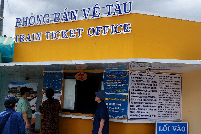 Title:『 現在の購入方法（最新ルール）』画像説明 :*現在の購入方法（最新ルール）*現在は、以下の二段階方式に変更されています*① 乗車券を購入する*② ダラット駅の入場券を別途購入し、駅舎内に入る