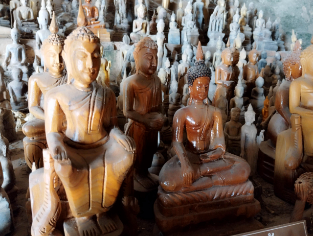Title:『 バークウー洞窟の見どころ｜仏像と信仰の背景』画像説明 :*バークウー洞窟の見どころ｜仏像と信仰の背景*洞窟内には、*約4,000体以上の仏像があると言われています。