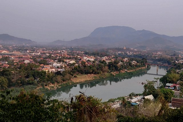 Title:『 オレンジ色の屋根が街に溶け込む風景』画像説明 :*オレンジ色の屋根が街に溶け込む風景*ルアンパバーンはフランス統治時代は避暑地として*栄えましたが、どこか欧州の街を見ている感じもしますね