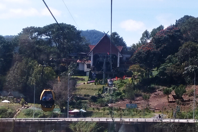 Title:『 ロープウェイの乗り心地は？』画像説明 :*ロープウェイの乗り心地は？*ここを過ぎると間もなくDalat Cable Carの終着駅が見えてきます*およそ15分ほどの短い空中散歩という感じでした