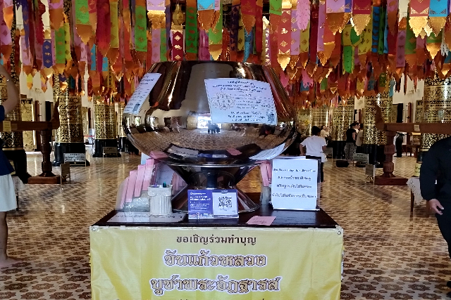 Title:『 人々の祈りが集まる祈願所と金箔貼り』画像説明 :*人々の祈りが集まる祈願所と金箔貼り*ワット チェディ ルアンの境内には、*仏像に金箔を貼ったり、願い事を書いた札を奉納できる祈願所があります