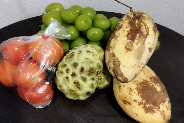 Title:『 市場で買ったフルーツを食べてみた』画像説明 :*市場で買ったフルーツを食べてみた*市場を歩くだけでも十分に面白いのですが、*実際に食材を買ってみると、ムアンマイ市場の印象が少し変わりますね