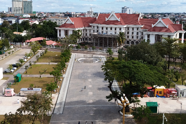 Title:『 パトゥーサイ 展望台からの眺め』画像説明 :*パトゥーサイ 展望台からの眺め*首相官邸の反対にあるのがビエンチャン市役所です