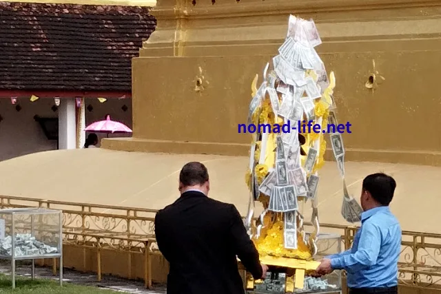 Title:『 金色の装飾で作られた奉納用の飾り』画像説明 :*金色の装飾で作られた奉納用の飾り*これは、寄進や功徳を積む意味を持つそうで、この１年の感謝の気持ちを形にしたものでしょう