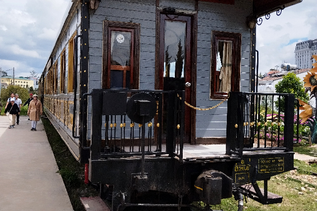Title:『 チャイマット駅から戻ると、ダラット駅の展示も楽しめる』画像説明 :*チャイマット駅から戻ると、ダラット駅の展示も楽しめる*ダラット駅に到着した直後、*乗ってきた列車を斜め後ろから撮影した一枚。*旅が終わる名残惜しさと、レトロな車両の雰囲気がよく伝わる瞬間でした。
