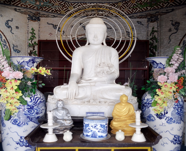 Title:『 鐘楼へ、そして巨大な釣り鐘』画像説明 :*鐘楼へ、そして巨大な釣り鐘*しかし、... 鐘楼外壁、内壁、いやリンフォック寺そのものが瓶や陶器のモザイクで覆われていることを思うと、さすがに圧倒されます*階段を降りる時、ようやく気持ちにもゆとりが出てきました