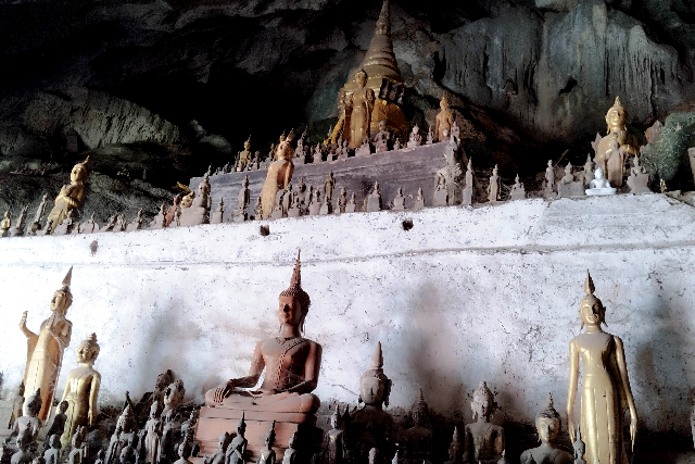 Title:『 バークウー洞窟の見どころ｜仏像と信仰の背景』画像説明 :*バークウー洞窟の見どころ｜仏像と信仰の背景*サイズや形は統一されておらず、*新しいものもあれば、かなり古そうなものもあります。