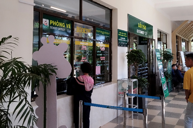 Title:『 ロープウェイの乗り心地は？』画像説明 :*ロープウェイの乗り心地は？*チケット売り場の前を通って外に向かいます