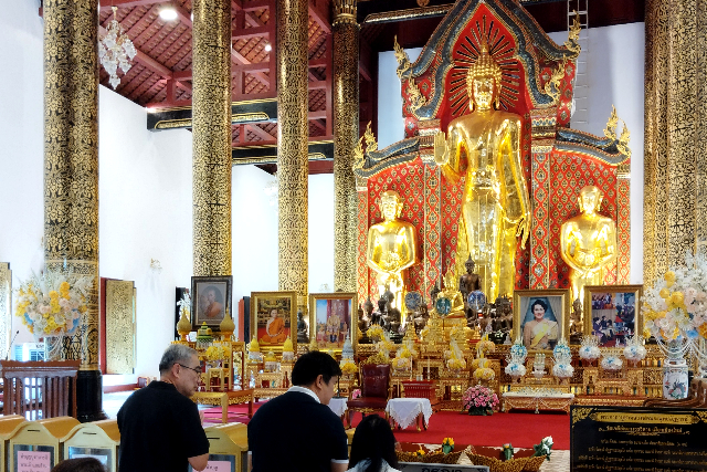 Title:『 人々の祈りが集まる祈願所と金箔貼り』画像説明 :*人々の祈りが集まる祈願所と金箔貼り*多くの地元の方が祈願しているのを見て、*この寺院が遺跡のような存在でありながら、今も信仰の場であることを実感します