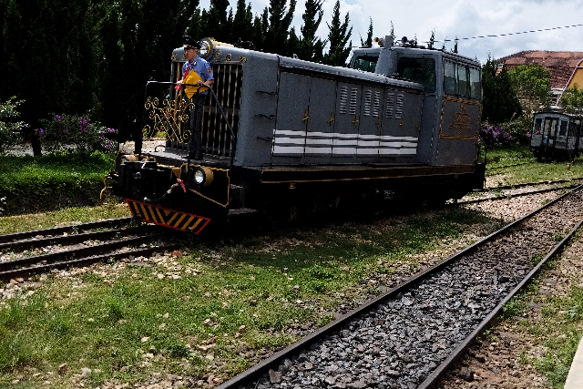 Title:『 チャイマット駅から戻ると、ダラット駅の展示も楽しめる』画像説明 :*チャイマット駅から戻ると、ダラット駅の展示も楽しめる*これはレトロ車両を牽引してきた機関車で、次の牽引に備えます