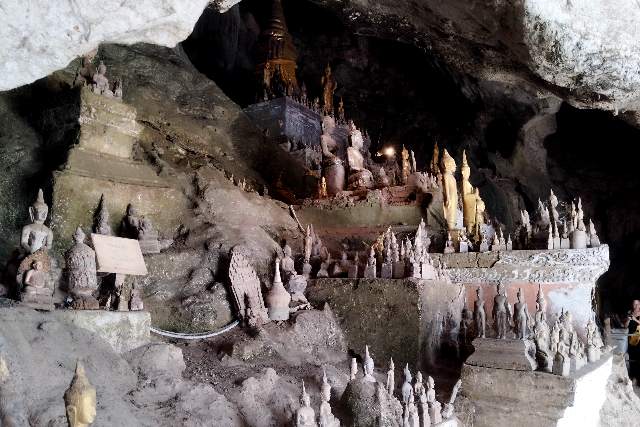 Title:『 バークウー洞窟の見どころ｜仏像と信仰の背景』画像説明 :*バークウー洞窟の見どころ｜仏像と信仰の背景*これは観光用に並べられた展示ではなく、*人々が願いを込めて奉納してきた仏像なのですね