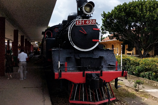 Title:『 ダラット駅に展示されている蒸気機関車は？』画像説明 :*ダラット駅に展示されている蒸気機関車は？*列車を降りたあと そのまま駅構内にある展示エリアへ足を運ぶことができます*そこには、かつて実際に走っていた蒸気機関車*「131-428」という日本製の蒸気機関車がプラットフォーム脇に置かれており、レトロな駅舎と相まって、*まるで時代を遡ったような雰囲気を楽しめます