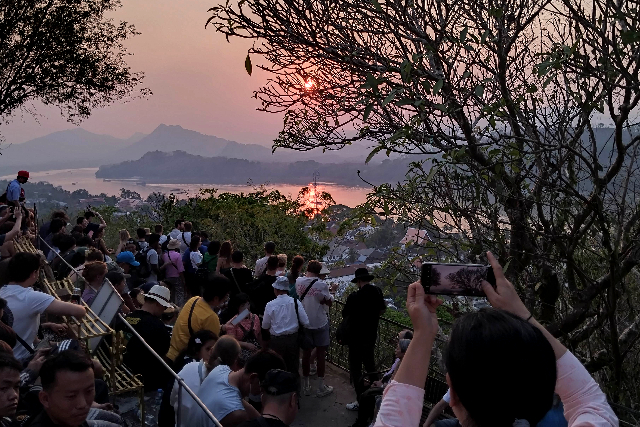 Title:『 「静かな夕日」を期待すると違うかもしれない』画像説明 :*「静かな夕日」を期待すると違うかもしれない*聖なる丘 --- プーシーで静かに夕日を見つめて...という淡い期待があれば*もしかしたら「チョット違ったね」となるかも知れません