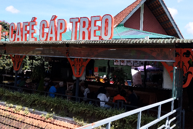 Title:『 ロープウェイの乗り心地は？』画像説明 :*ロープウェイの乗り心地は？*短い橋を渡り階段を登れば、そこは竹林禅院の駐車場が目の前