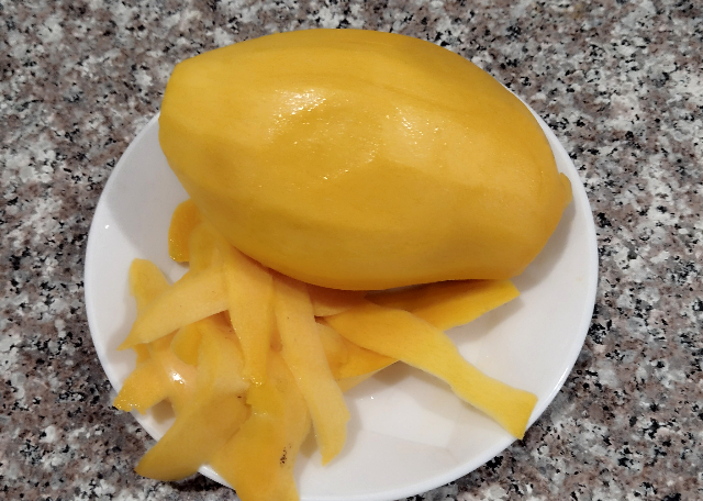 Title:『 市場で買ったフルーツを食べてみた』画像説明 :*市場で買ったフルーツを食べてみた*kazuは下のほうのマンゴーが好きだけど好みが分かれるところです*ピーラーで皮を剥いて ...