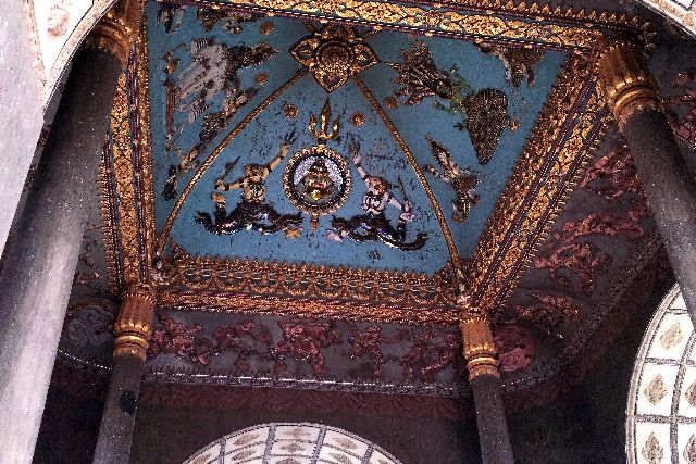 Title:『 パトゥーサイの入場料と登ってみた感想』画像説明 :*パトゥーサイの入場料と登ってみた感想*階段を登っていくと下からはよく見えない天井の装飾もハッキリ見えるようになります