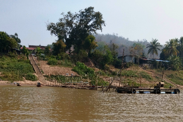 Title:『 サンハイ村（ウイスキー村）に立ち寄る？正直レビュー』画像説明 :*サンハイ村（ウイスキー村）に立ち寄る？正直レビュー*バークウー洞窟へ向かう途中、*ボートは<strong><noscript><img decoding=