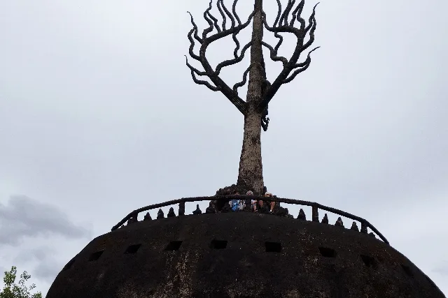 Title:『 なぜ「怖い」と言われるのか』画像説明 :*なぜ「怖い」と言われるのか*ブッタパークには、穏やかな仏像だけでなく、*表情が強烈な像や、地獄を思わせる造形もあります*それと一番の理由は首から上の像が多いことかも知れません